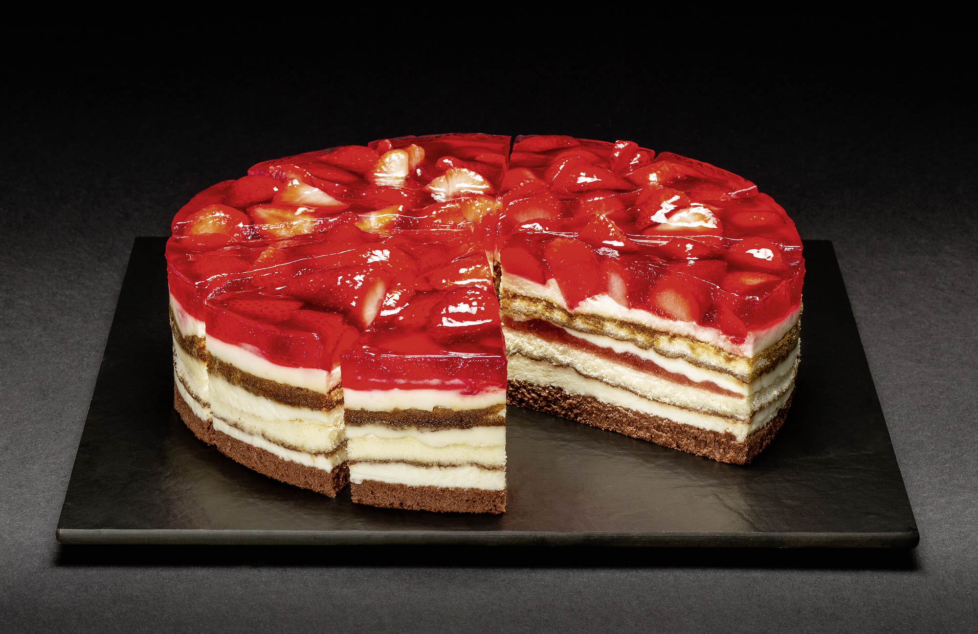 Erdbeer-Tiramisu-Torte geschnitten 2000g