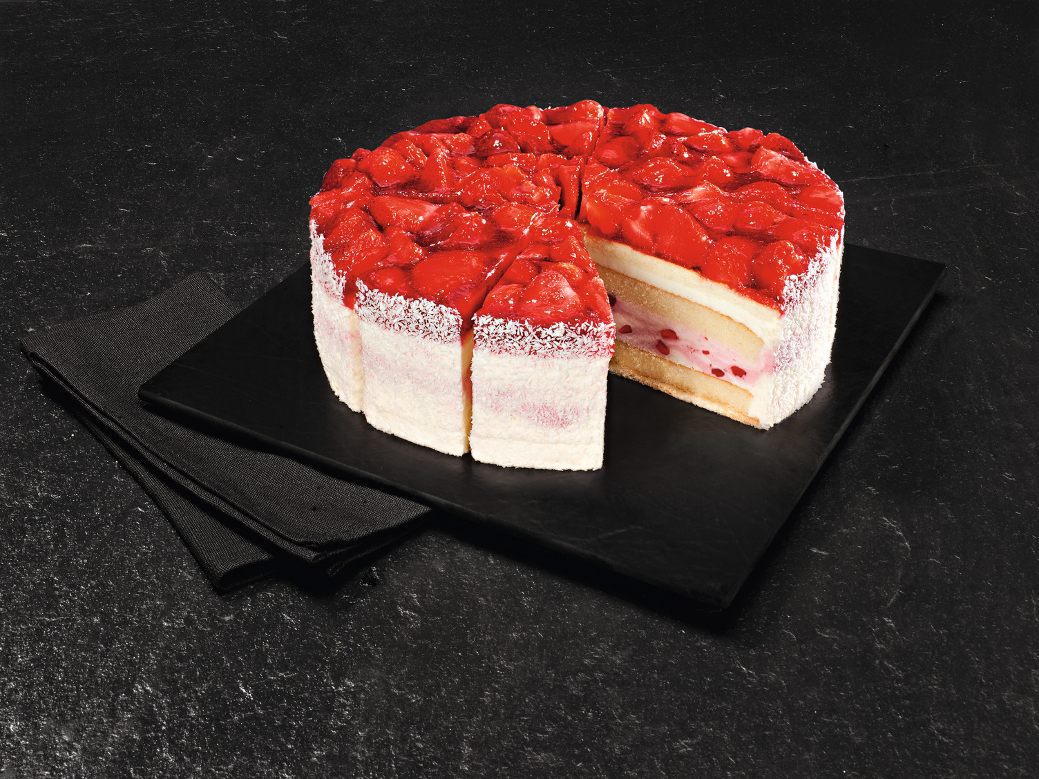 UNSERE PRACHTSTÜCKE CLASSICS Erdbeer Buttermilch Torte vorgeschnitten 2300g
